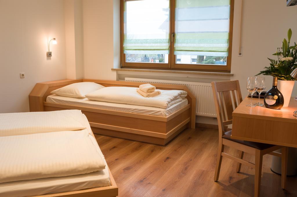Hotel Schwarzes Ross Schwarzach am Main Room photo